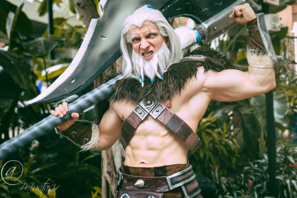 diablo_3_barbarian_cosplay_by_sevcosplay-d8k9vyo