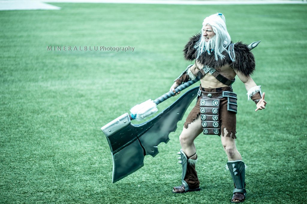 diablo_3_barbarian_cosplay_in_field_by_sevcosplay-d8k9w76